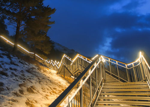 Outdoor Treppe LED - Für den Einsatz im Außenbereich sollten LED-Streifen mindestens die IP-Schutzklasse IP65 aufweisen. Diese schützt vor Spritzwasser und Staub und gewährleistet somit eine sichere Nutzung im Freien.