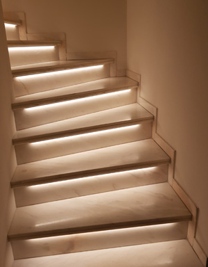 elegantes LED Licht für die Treppenstufen