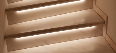 elegantes LED Licht für die Treppenstufen