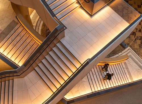 Die Treppen LED-Beleuchtung. Die vielseitigen Lichtstreifen können auf unterschiedliche Weise eingesetzt werden, um eine individuelle Gestaltung zu ermöglichen.