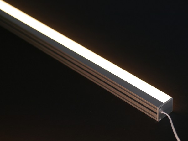XQ LED-Leiste Aufbau eckig mit 360lm in warmweiß 2700K, 50cm, homogen und leuchtstark für Spiegelbeleuchtung oder Küchenbeleuchtung
