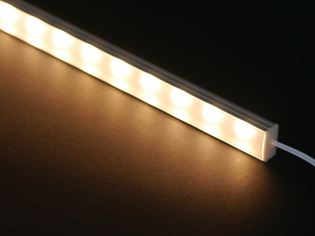 schlanke filigrane LED Lichtleiste Fenja in warmweiß 2700K, 700 Lumen auf  einen Meter für Küchenbeleuchtung, Voutenbeleuchtung